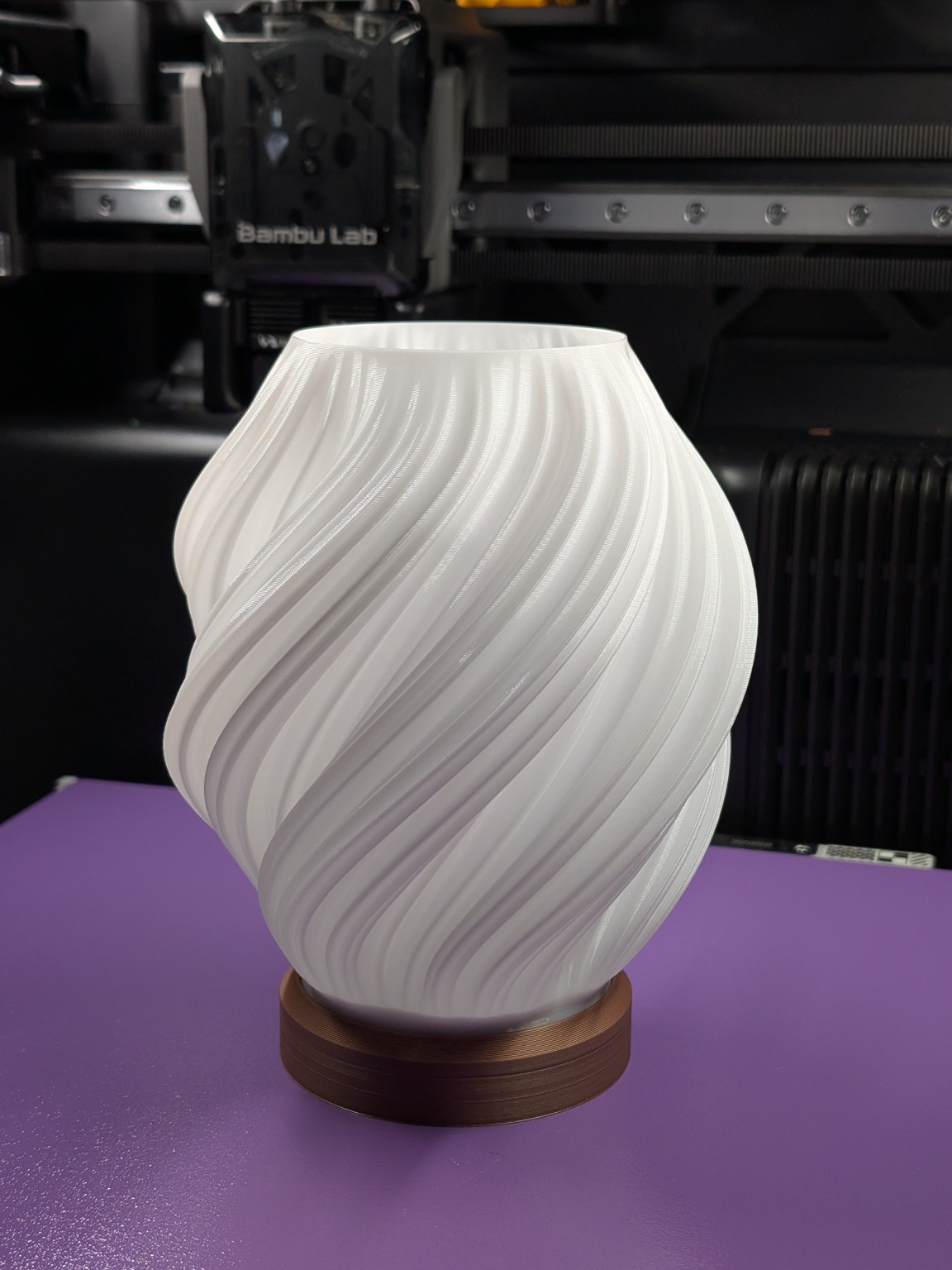 White 3D printed flowing lamp form